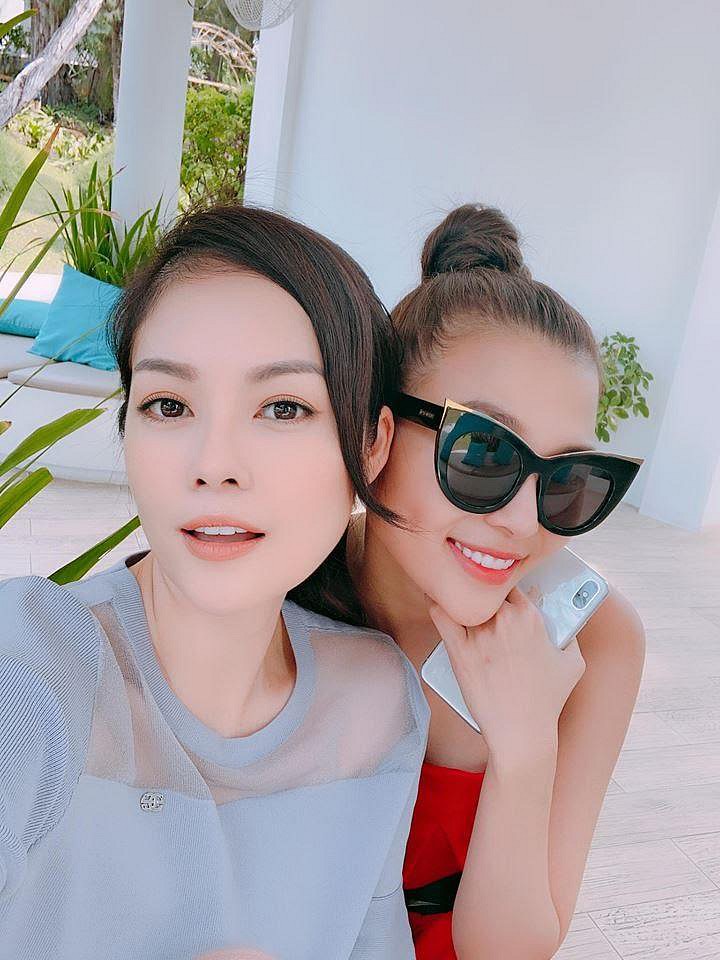 Sẵn tiện thăm chồng quay phim ở khu nghỉ dưỡng, Thúy Diễm cũng vui vẻ hưởng thụ như đi du lịch.    