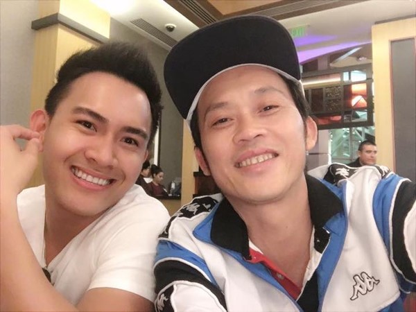 Nghệ sĩ Hoài Linh và con trai.    