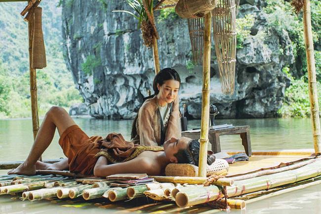 Nhã Phương có nhiều cảnh tình tứ với bạn diễn.