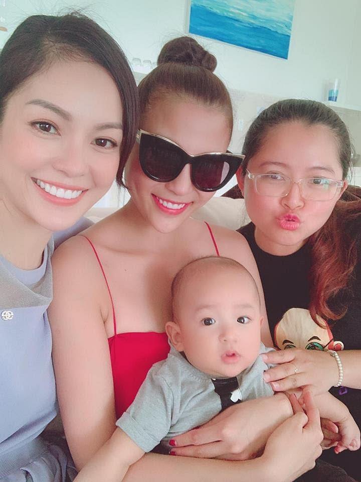Cậu nhóc đáng yêu nên ai cũng muốn chụp hình chung.    