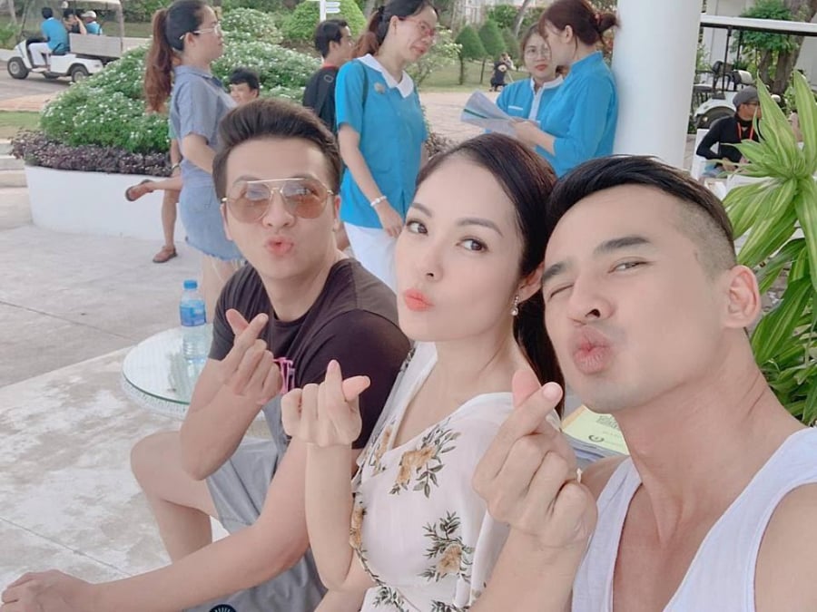 Lương Thế Thành “tự sướng” cùng các diễn viên đóng chung bộ phim mới.    
