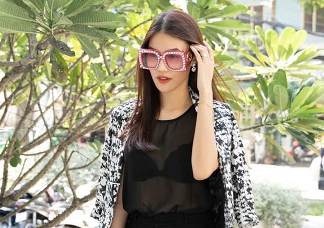 Lan Khuê diện áo hở bạo khoe vóc dáng gợi cảm sau hai tháng kết hôn.