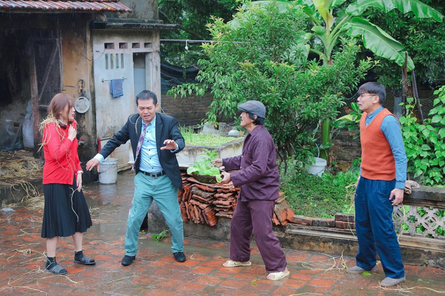 NSND Trung Hiếu trong phim hài Tết Tiền đồ 4 – Doanh nhân mồm.  