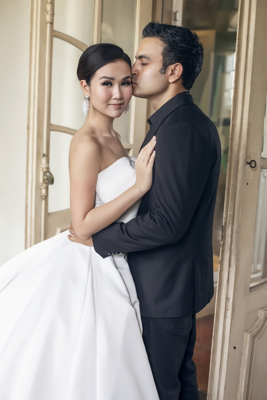 Công khai hình ảnh bạn trai người Ấn Độ chưa được bao lâu, mới đây, bộ ảnh cưới của ca sĩ Võ Hạ Trâm và “chồng sắp cưới” bất ngờ được hé lộ.    
