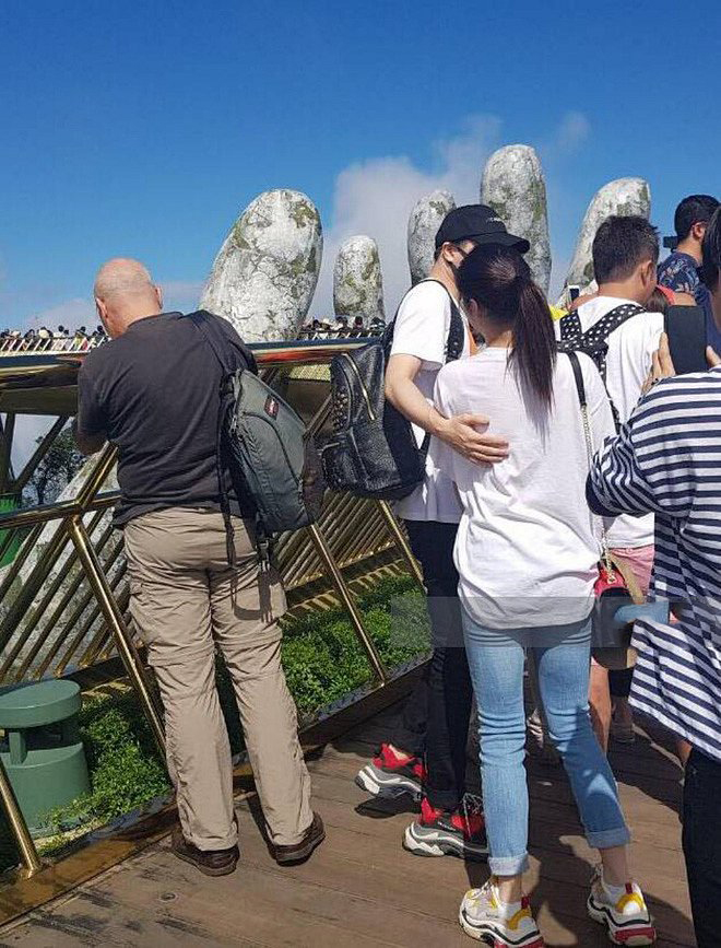 Cả hai tình tứ ôm eo nhau và đi cả giày đôi.    