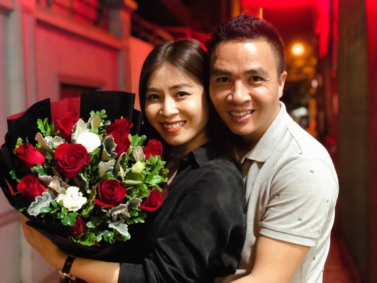 Có thể nói, MC Hoàng Linh đã khiến nhiều người ghen tỵ khi đăng ảnh hẹn hò cùng chồng chưa cưới. Người đẹp khoe: “Có một loài hoa hồng mang tên Hồng bất tử”… như ẩn ý nói về tình yêu son sắt, bền chặt của cả hai. Đi kèm status này, MC Hoàng Linh khoe ảnh chụp cận cảnh dung nhan “không tuổi” cực xinh đẹp bên cạnh món quà được chồng tặng. Ngoài ra, người đẹp của chương trình Chúng tôi là chiến sĩ cũng không quên khoe ảnh nắm tay lộ nhẫn kết hôn và khung hình e ấp bên người tình.    Sự lãng mạn này của cả 2 khiến không ít người hy vọng trong tương lai gần, họ sẽ được chứng kiến Quatrian shbet hiện đang mở đpẹ như mơ của MC Hoàng Linh.    
