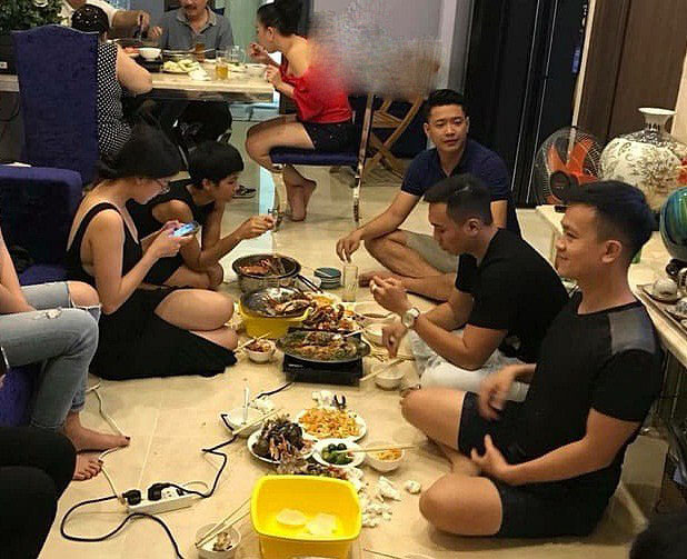 Phương Khánh ngồi cạnh H’Hen Niê.    