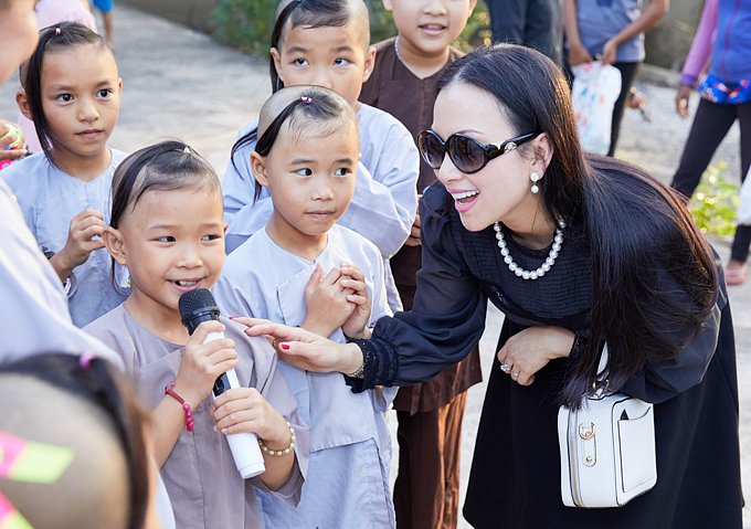 Hà Phương là giọng ca trữ tình được khán giả trong nước biết đến và yêu thích cùng với chị gái Cẩm Ly và em gái Minh Tuyết. Thế nhưng Shbet16 chơi game trực tuyến của Hà Phương rẽ sang trang khác khi chị kết hôn cùng tỷ phú Shbet800 tải ứng dụng Chính Chu tại Mỹ. Nhiều người vẫn rất quan tâm và tò mò về Shbet16 chơi game trực tuyến của Hà Phương khi trở thành vợ tỷ phú.     Mới đây, ca sĩ Hà Phương về nước làm từ thiện và ra mắt sách “Đi tìm Julie” dựa theo kịch bản phim cùng tên do Hà Phương, nhà văn Nguyễn Thị Minh Ngọc và Katz Judy chấp bút. Cô đã cùng mẹ vượt đường xa tới Tịnh thất Quan Âm ở Đồng Nai trao quà cho hơn 100 trẻ mồ côi đang sống tại đây.