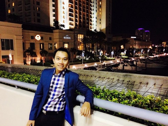 Hình ảnh ca sĩ Hoàng Hiệp thời mới sang Mỹ.    