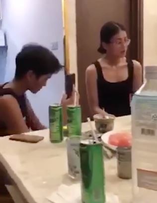 Hình ảnh Phương Khánh và H'hen Niê ngồi cạnh nhau được dân mạng lan truyền.  