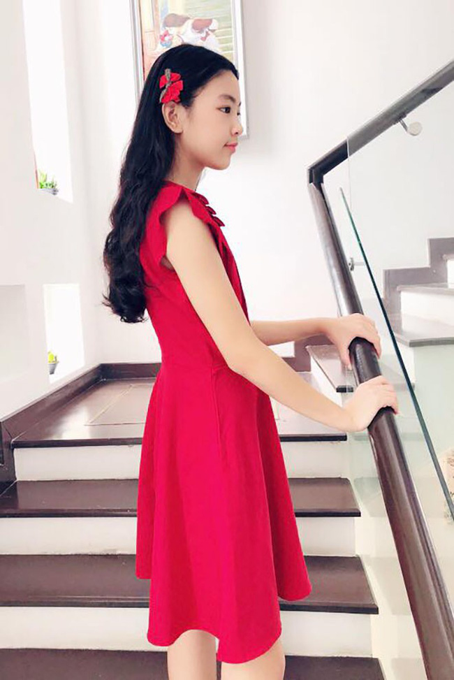 Thảo Linh sở hữu nhiều nét của bố lẫn mẹ với đôi mắt long lanh và luôn có nụ cười nhẹ nhàng, duyên dáng.    