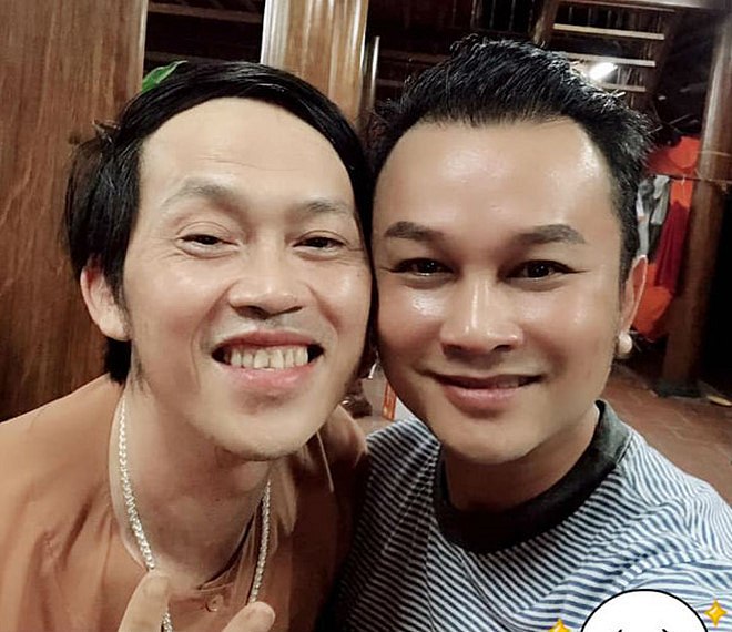 NSƯT Hữu Quốc chia sẻ hình ảnh thân thiết bên đồng nghiệp. Anh đưa con trai nuôi đi dự tiệc Hoài Linh. Nghệ sĩ cải lương tiết lộ: “Nhóc xem bác trên tivi nhiều lắm nên đã chủ động xin chụp hình với bác Linh ngay khi gặp”.    