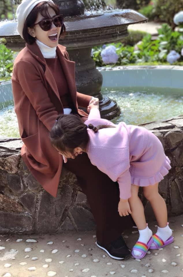 Thời gian vừa qua, diễn viên Mai Phương vẫn đang được bác sĩ cho chữa trị ung thư phổi tại nhà, thỉnh thoảng mới đến bệnh viện khám và điều trị. Trong thời gian ở nhà, nữ diễn viên dành thời gian rất nhiều ở bên cạnh con, đưa bé Lavie đi chơi ở nhiều nơi. Mới đây, Mai Phương hỏi người hâm mộ, bạn bè: 