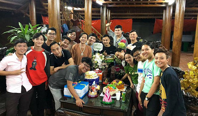 Hình ảnh giản dị của Hoài Linh trong ngày sinh nhật. Bao năm qua, trở thành danh hài hàng đầu nhưng anh vẫn giữ hình ảnh gần gũi, thân thiện.    