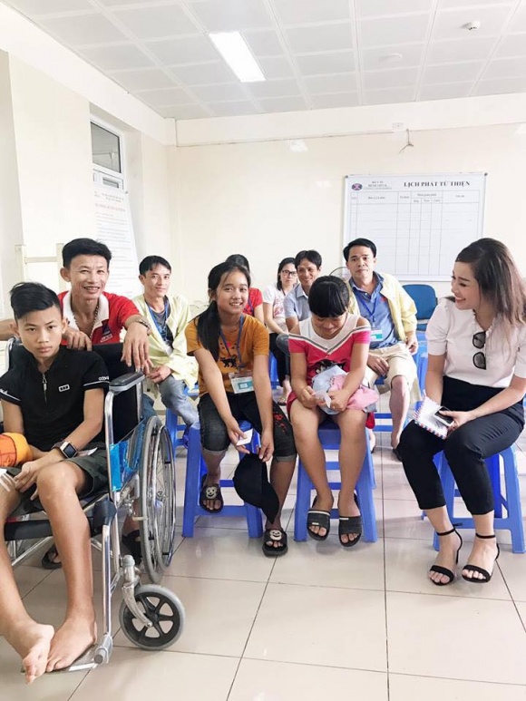 Minh Hương cũng tích cực tham gia các hoạt động từ thiện    
