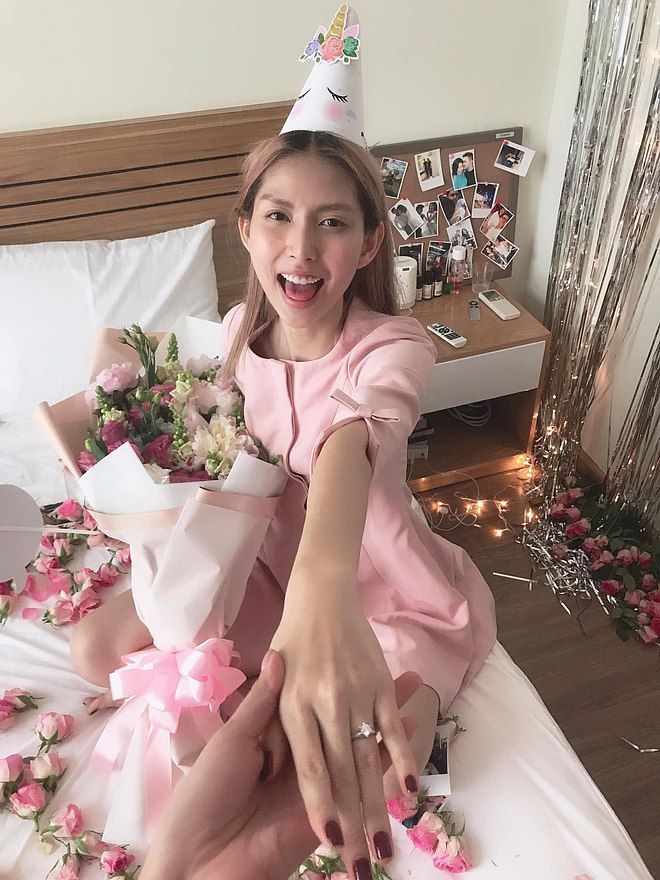 Thùy Dương hạnh phúc vì nhận được nhẫn cầu hôn ngay trong dịp sinh nhật tuổi thứ 29.