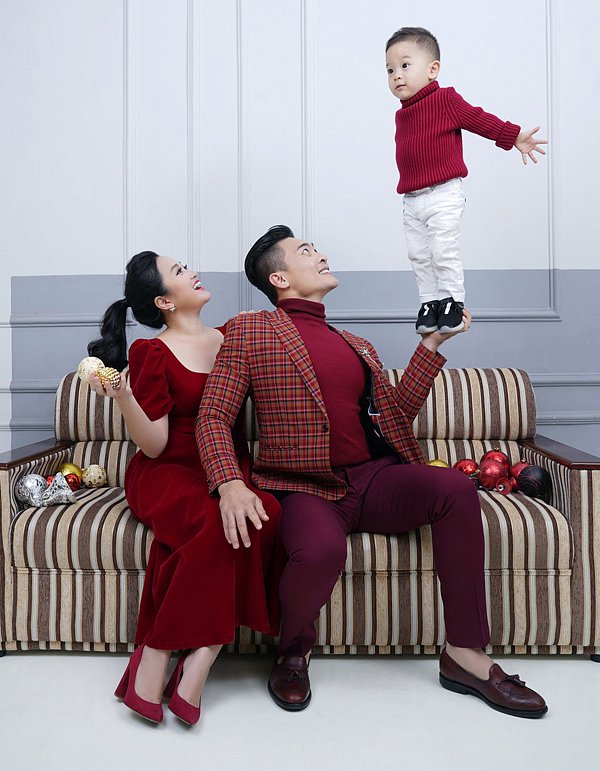 Bé Bắp sẽ tròn 2 tuổi vào ngày 25/12. Mừng sinh nhật con trai, vợ chồng nghệ sĩ xiếc quyết định thực hiện bộ ảnh lưu lại những khoảnh khắc hạnh phúc của Shbet111 slot, casino, thể thao, xổ số. ‘Quý tử’ tỏ ra thoải mái khi làm xiếc đứng trên tay bố.    
