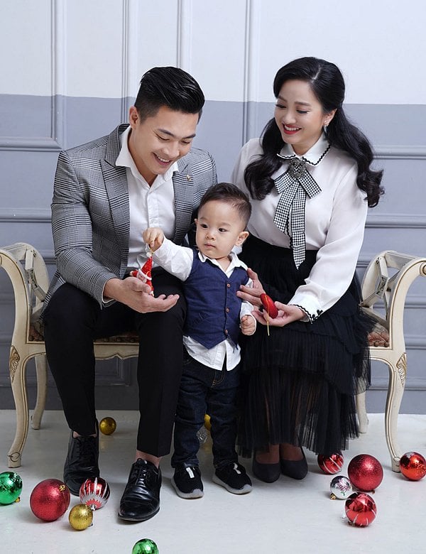 Bé Bắp đã biết nói nhiều và rất thích trò chuyện với bố mẹ, ông bà. Cậu bé còn nhận diện được 30 loài vật, tên của 20 quốc gia và đang học bảng chữ cái.