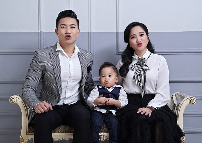 Quốc Cơ từng bất ngờ vì con trai biết bắt chước, trêu chọc cả bố. Cậu bé tạo dáng chu môi giống bố mẹ khi chụp ảnh. ‘Hoàng tử xiếc’ cùng vợ đang lên kế hoạch sinh thêm con để Bắp có em chơi cùng.    