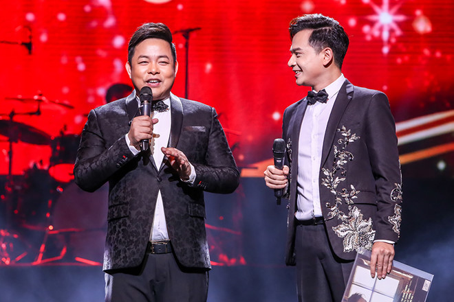 Trở về từ hải ngoại, Quang Lê tâm sự mỗi lần ra Hà Nội hát, anh rất hào hứng. “Khán giả ở đây rất dễ thương và thương nghệ sĩ, nên… mập ốm không quan trọng”, chia sẻ hồn nhiên này của Quang Lê được xem như “lời bào chữa” đáng yêu cho ngoại hình có vẻ hơi tăng cân của anh trong thời gian gần đây khiến khán giả thủ đô bật cười. Ở phần trình diễn của mình, Quang Lê gây ấn tượng với giọng hát trời phú ngọt ngào khi thể hiện lại những nhạc phẩm bất hủ: Chuyện hẹn hò, Xin thời gian qua mau, Tương tư nàng ca sĩ, Hoa sứ nhà nàng . Khi được MC Danh Tùng đặt câu hỏi “thống kê từ lúc đi hát tới giờ có bao nhiêu vợ, bao nhiêu người yêu, bao nhiêu người tình”, Quang Lê chia sẻ tới giờ cuộc đời anh mới kết hôn với một người vợ duy nhất vào năm 22 tuổi. Tuy nhiên cuộc hôn nhân này kéo dài không lâu. Còn khái niệm “người tình” thì anh vẫn xem bất kỳ nữ ca sĩ nào khi hát chung với mình thì đều là người tình trên sân khấu vì lúc đó, cả hai đều phải nhập vai và thể hiện tình cảm với nhau.