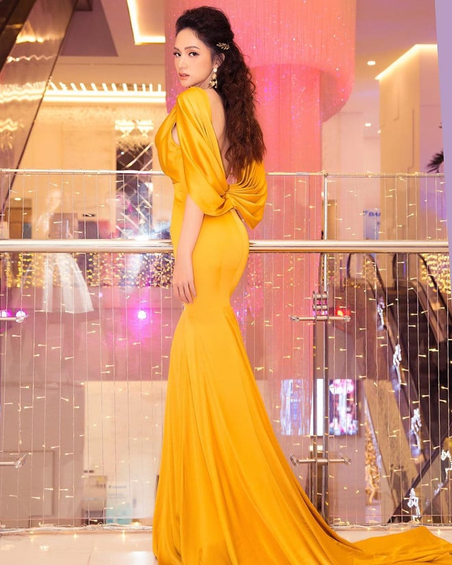 Hoa hậu Hương Giang đẹp tựa một nàng công chúa tóc mây với bộ đầm lụa cut-out khoe lưng ong. Trang phục được đánh giá cao bởi màu sắc, phom dáng giúp cô che đi hình thể gầy gò hiện tại. 