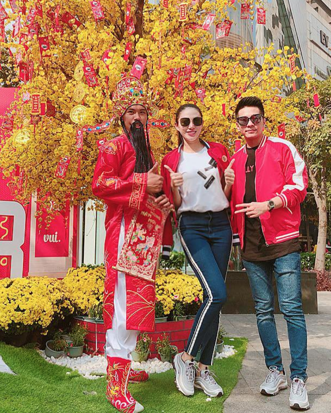 Lê Hà hạnh phúc chuẩn bị lên xe hoa.