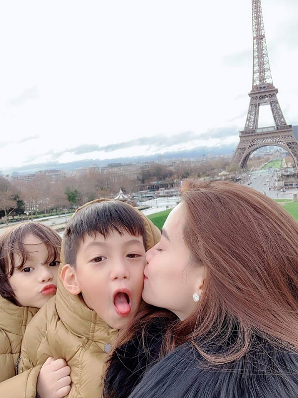Subeo hào hứng được đi du lịch cùng mẹ đến châu Âu.     