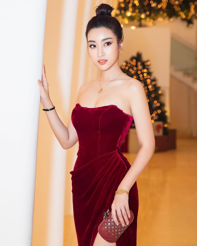 Thêm một hoa hậu khác vào top mỹ nhân Việt mặc đẹp tuần qua là Đỗ Mỹ Linh. Sau hơn 2 năm đăng quang Hoa hậu Việt Nam, nhan sắc Đỗ Mỹ Linh ngày càng chín mùi. Tại một sự kiện, cô mặc đầm đỏ cúp ngực của nhà thiết kế Chung Thanh Phong, với loạt Shbet111 kèo cá cược world cup và clutch kiêu sa, quý phái. 