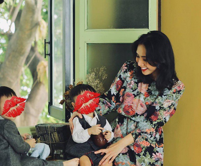 Trong dịp Giáng sinh, bà xã của nam diễn viên Baggio bất ngờ chia sẻ hình ảnh hai con trai nhận quà Noel hết sức đáng yêu.    