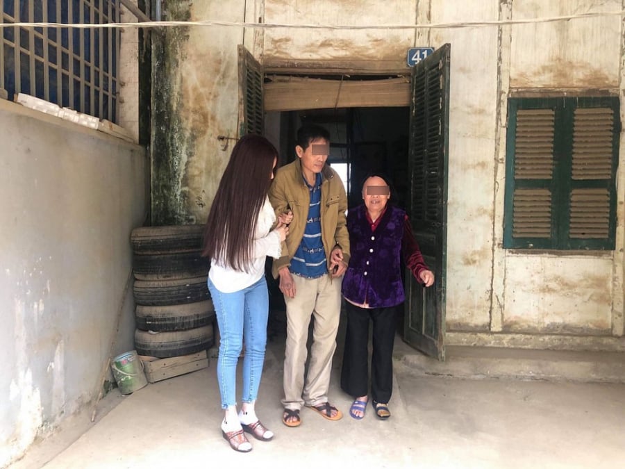 Thư Dung từng khẳng định đi nói chuyện với đại gia để đổi lấy 1 tỷ vượt qua khủng hoảng.    