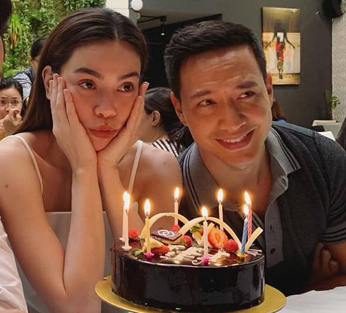 Hồ Ngọc Hà - Kim Lý không ngại dành cho nhau những cử chỉ thân mật giữa chốn đông người.    