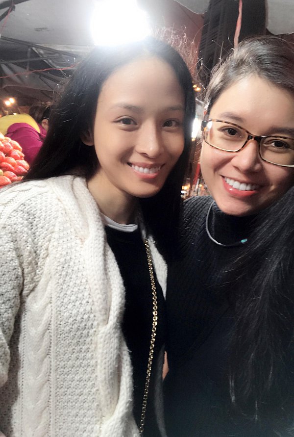 Phương Nga và bạn thân Thùy Dung vừa có chuyến du lịch ở Đà Lạt, sau hơn một năm được tại ngoại. Hoa hậu chia sẻ, ngày 15/12 là sinh nhật cô nên cả hai quyết định đi chơi xa, mừng cô thêm tuổi mới. Phương Nga và Thùy Dung hào hứng đi chợ đêm Đà Lạt, thưởng thức đặc sản bánh tráng nướng, khoai lang và tranh thủ mua “đồ sida”. “Chúng tôi lang thang trong chợ đồ cũ cả ngày, mua rất nhiều đồ. Gọi là đồ sida nhưng họ bán nhiều quần áo còn rất mới, đẹp và giá rẻ. Khi gặp chúng tôi nhiều người cũng nhận ra và hỏi han, động viên tinh thần”, Phương Nga kể.    Nhớ lại lần đón tuổi mới trong trại giam hơn 2 năm trước, Hoa hậu người Việt tại Nga 2007 vẫn cảm thấy buồn. “Ngày đó còn trong trại, đến sinh nhật, tôi và Dung muốn gửi lời chúc cho nhau cũng rất khó khăn. Chúng tôi bị giam cùng một dãy. Quản giáo rất nghiêm, không cho phép phạm nhân được nói chuyện từ buồng này sang buồng kia.    Ngày sinh nhật Dung, tôi phải canh lúc quản giáo đi ăn cơm để tranh thủ hét to: ‘Chúc mừng sinh nhật!’. Dung nghe thấy nhưng không dám trả lời. Tôi tưởng Dung không nghe liền hét thêm lần nữa. Lần này tôi bị quản giáo bắt được. Tôi chắc mẩm mình sẽ bị phạt nhưng may mắn là ông ấy thấy tôi không quậy phá gì nên cũng thông cảm, chỉ nhắc nhở phải giữ trật tự”, Phương Nga nhớ lại.    
