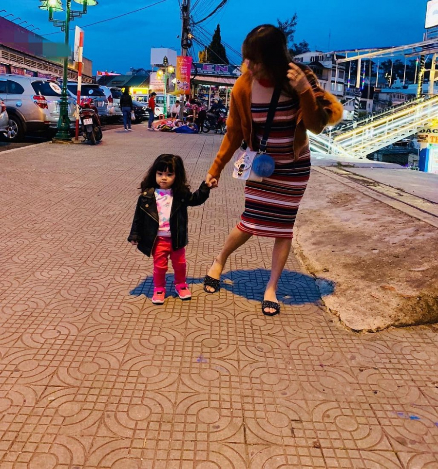 Mới đây, trên trang Instagram, giọng ca Viên đá nhỏ vừa đăng tải những khoảnh khắc bình dị trong chuyến du lịch ngắn ngày tại Đà Lạt. Theo đó, Hải Băng và nam diễn viên Thành Đạt đã đưa con gái nhỏ cùng cậu quý tử vài tháng tuổi cùng đi hưởng không khí lạnh. Dù đang mang thai em bé thứ 3 nhưng nữ ca sĩ vẫn thu xếp thời gian để di chuyển cho những chuyến đổi gió cùng tổ ấm nhỏ. Cách đây không lâu , Hải Băng cho biết cô đang mang bầu lần thứ ba. Việc có thai lần này là ngoài kế hoạch của hai vợ chồng. Do lần sinh trước là đẻ mổ nên các bác sĩ đều lo lắng cho sức khỏe của Hải Băng và em bé trong bụng.    