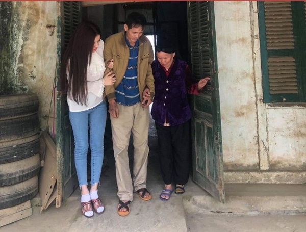Được biết bố của Thư Dung đang bệnh nặng và căn nhà ở quê đã xuống cấp trầm trọng. Sơn Tường bám đầy bụi bẩn    