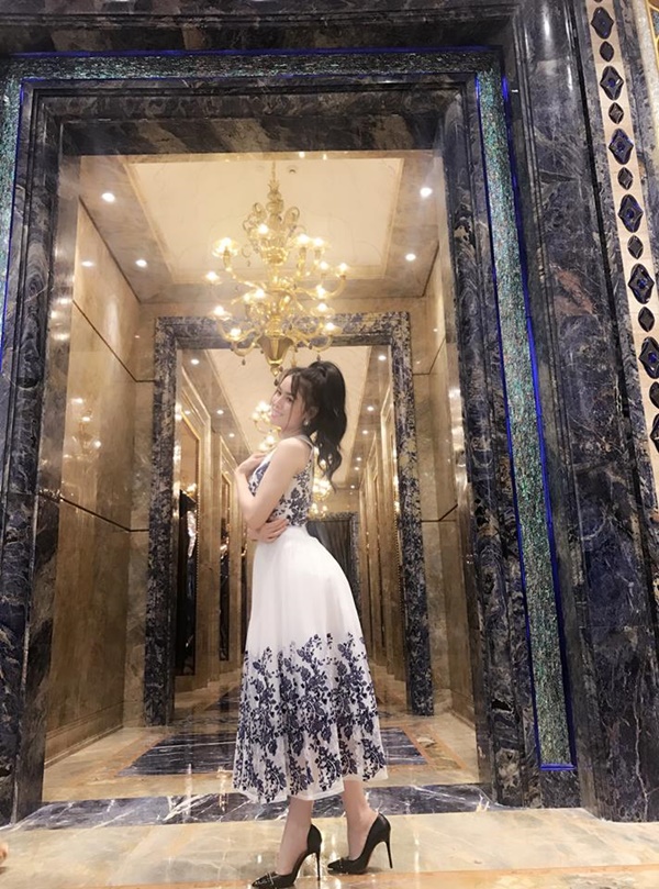 Nhà ở quê thì xập xệ, bố ốm đau bệnh tật nhưng trước khi bị tình nghi về scandal, Thư Dung đã thể hiện mình có một Shbet16 chơi game trực tuyến đầy sang chảnh trên Facebook    
