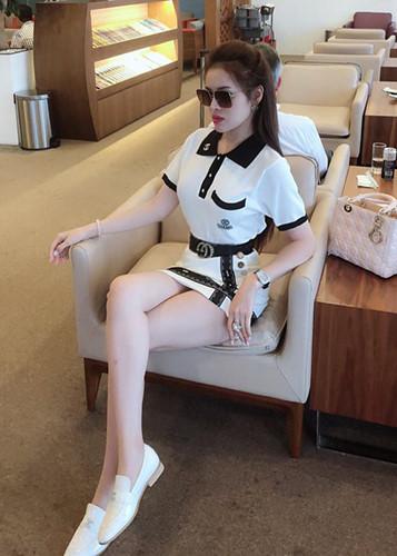 Trang phục, phụ kiện Thư Dung khoác lên mình đều khá đắt tiền.  