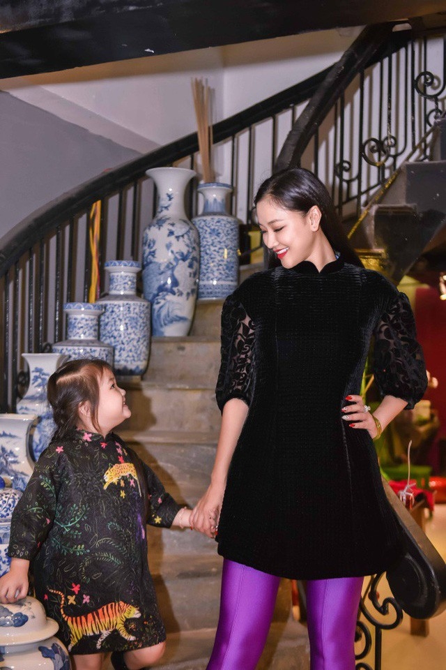 Maya và bé Bồ Câu sành điệu như chụp hình tạp chí. 