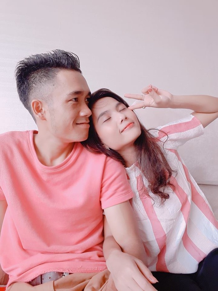 Hình ảnh nhắng nhít của vợ chồng H'Min Niê. Dù đã có 1 con nhưng H'Min Niê vẫn được nhận xét là ngày càng trẻ trung, xinh đẹp. 