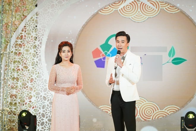 Mai Phương diện áo dài kết ngọc trai thướt tha và với thần thái rạng rỡ xuất hiện trên sân khấu  cùng đồng nghiệp.