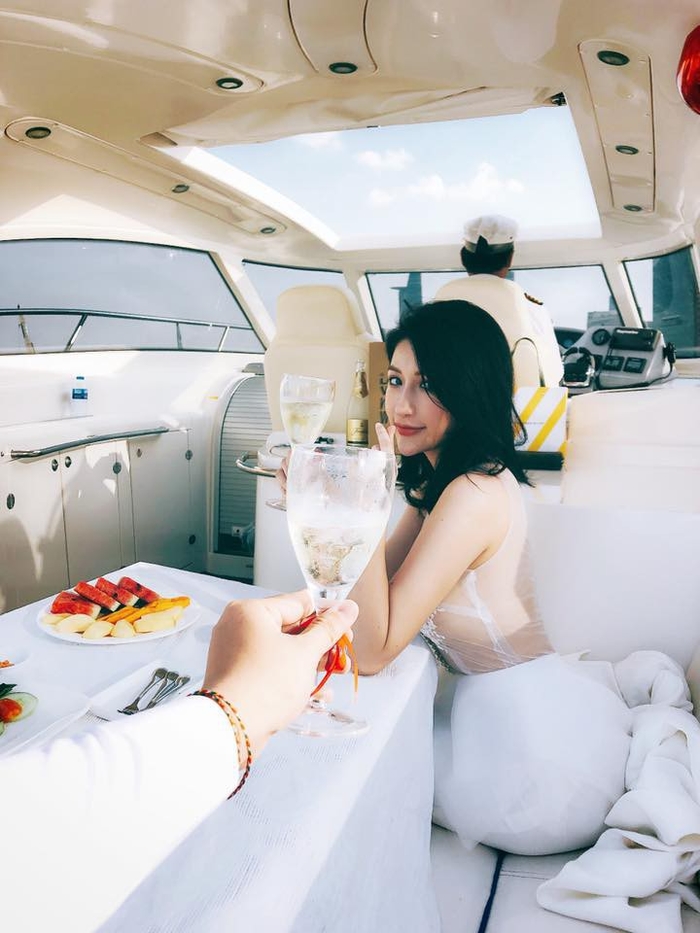 Trước đó, Vân Navy hạnh phúc khi được bạn trai cầu hôn trên du thuyền. 