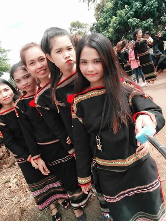 H'Min Niê (người đầu tiên trong ảnh) là em gái thứ 3 của H'Hen Niê và được nhận xét là có nhiều nét giống cô chị nổi tiếng nhất nhà. 