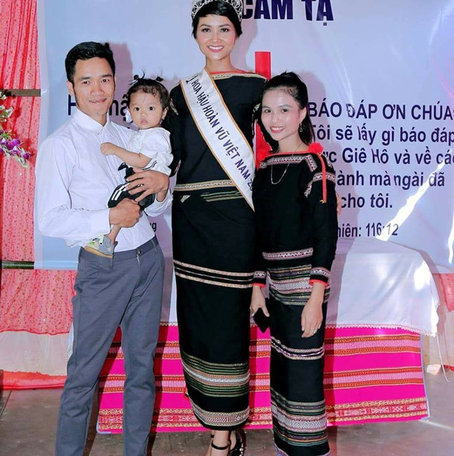 H'Min Niê 23 tuổi kém chị gái Hoa hậu 3 tuổi. Nhưng nếu H'Hen Niê sở hữu chiều cao 1m73 thì cô em gái xinh đẹp H'Min Niê chỉ cao 1m55. 