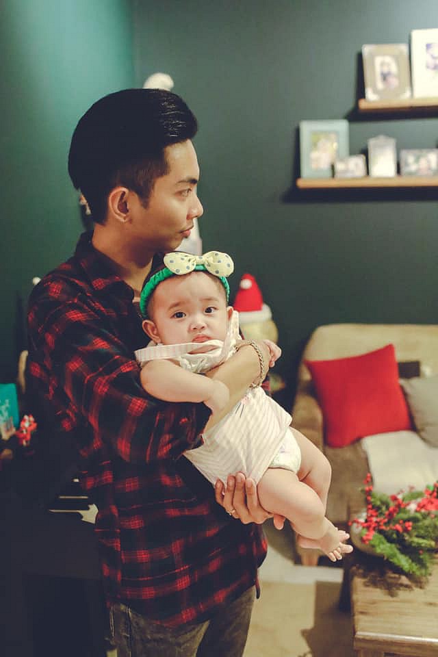 Phan Hiển bồng bế con gái cưng Anna Vương Diễm.    