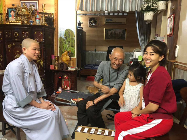 Mai Phương dẫn con gái đến thăm nghệ sĩ Lê Bình.