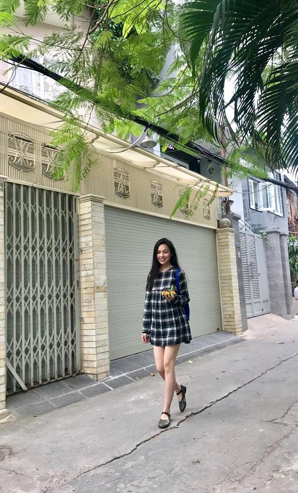 Nữ ca sĩ trông trẻ trung không kém gì gái đôi mươi khi diện váy baby doll họa tiết kẻ caro.  