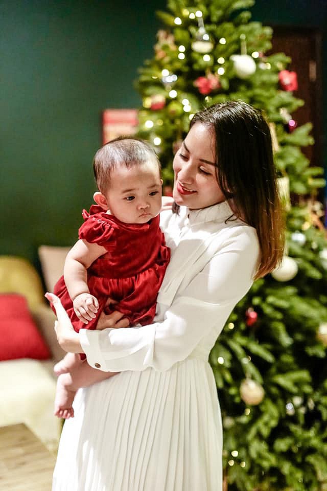 Khánh Thi vô cùng nữ tính bên tiểu công chúa 6 tháng tuổi.    
