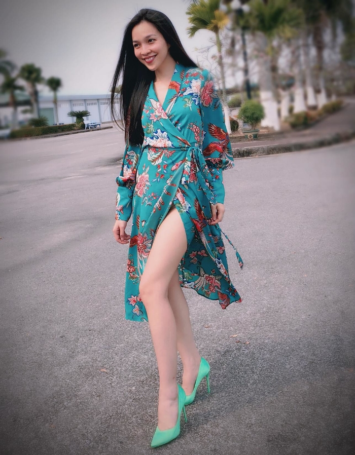 Sở hữu vóc dáng thon gọn và quyến rũ, Hiền Thục không ngần ngại diện những thế kế cut out nổi bật và gợi cảm.  