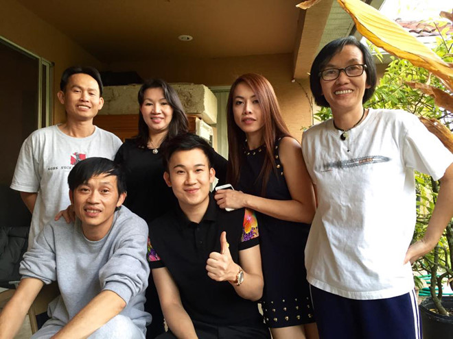 Được biết, những bức ảnh này được chụp khi 6 anh em của Hoài Linh tụ họp để tổ chức tiệc kỷ niệm 50 năm ngày cưới cho bố mẹ năm 2014.     