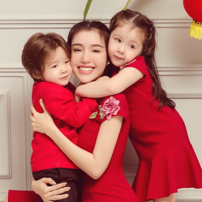 Có một Shbet16 chơi game trực tuyến đáng mơ ước cùng 2 nhóc tì vô cùng dễ thương, tuy là mẹ đơn thân nhưng Elly Trần lại khiến cho bao cô gái khác phải ghen tị.  