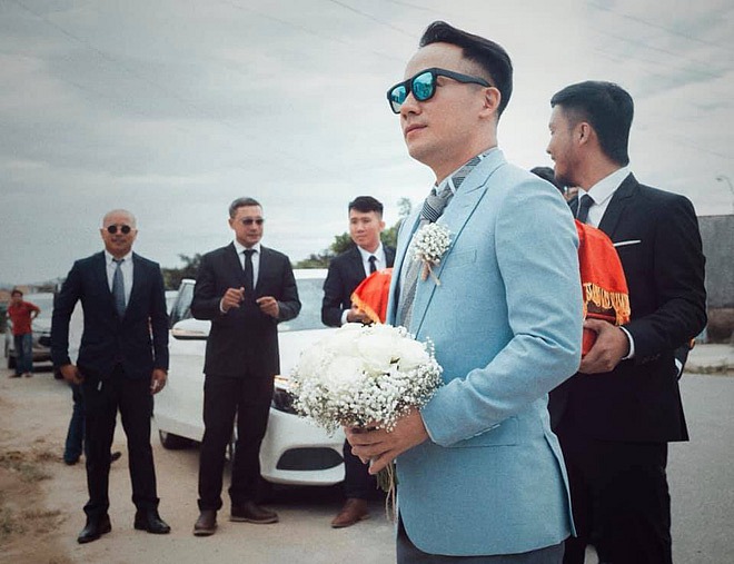 Một vài bức ảnh cưới đơn giản của cặp đôi cũng được hé lộ.    
